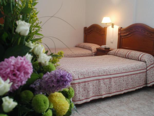 Hotel Riviera : photo 2 de la chambre chambre double avec lit d'appoint