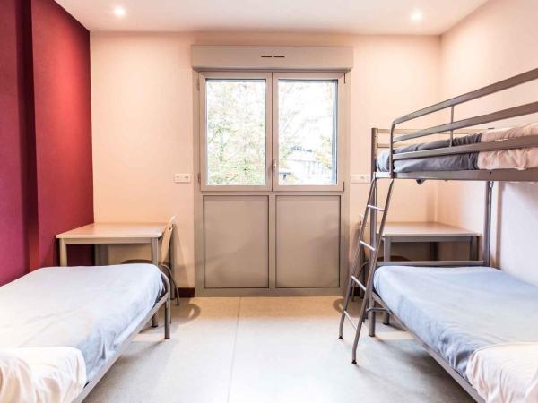 CREF - Auberge de Jeunesse : photo 6 de la chambre chambre triple basique avec salle de bains commune