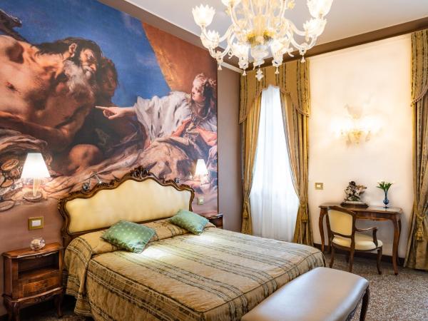 Hotel Scandinavia - Relais : photo 5 de la chambre chambre double de luxe avec une vue sur la place