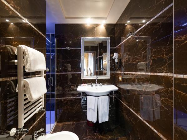 Hotel Scandinavia - Relais : photo 3 de la chambre chambre double de luxe avec une vue sur la place