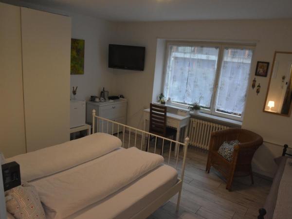 Kiki's B&B : photo 9 de la chambre chambre double avec lit d'appoint