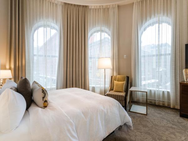 Hôtel Birks Montréal : photo 4 de la chambre hébergement avec 1 lit king-size - vue sur grand montréal
