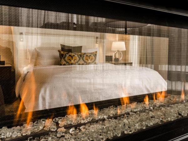 Hôtel Birks Montréal : photo 4 de la chambre hébergement avec 1 lit king-size et terrasse - vue sur grand montréal