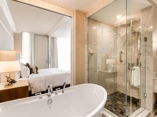 Hôtel Birks Montréal : photo 9 de la chambre hébergement avec 1 lit king-size et terrasse - vue sur grand montréal