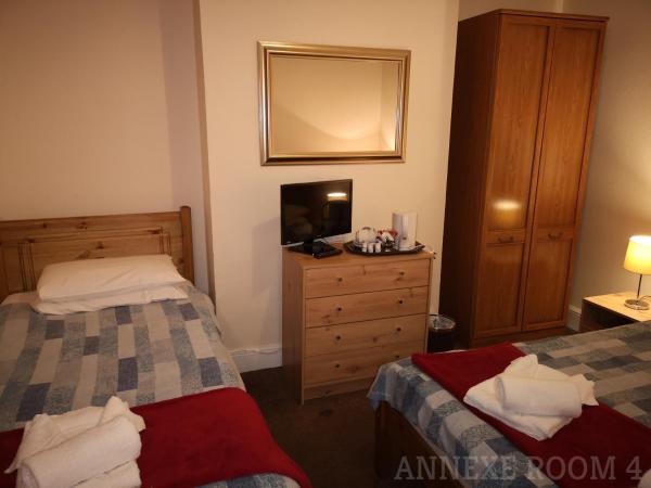 Westgate Hotel : photo 2 de la chambre chambre familiale annexe avec salle de bains commune