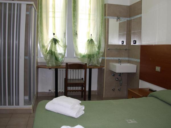 Hotel Adelchi : photo 6 de la chambre chambre double ou lits jumeaux avec salle de bains commune