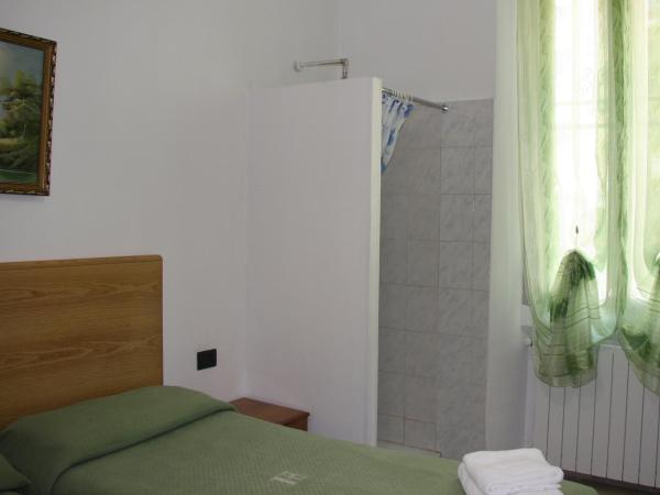 Hotel Adelchi : photo 7 de la chambre chambre double ou lits jumeaux avec salle de bains commune