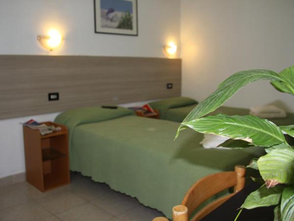 Hotel Adelchi : photo 2 de la chambre chambre triple basique avec salle de bains commune