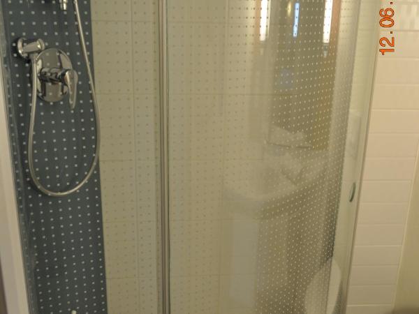 ibis Istres Trigance : photo 2 de la chambre chambre standard avec 1 lit double et 1 lit simple