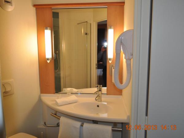 ibis Istres Trigance : photo 3 de la chambre chambre standard avec 1 lit double et 1 lit simple