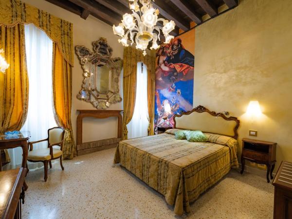 Hotel Scandinavia - Relais : photo 2 de la chambre chambre double de luxe avec une vue sur la place