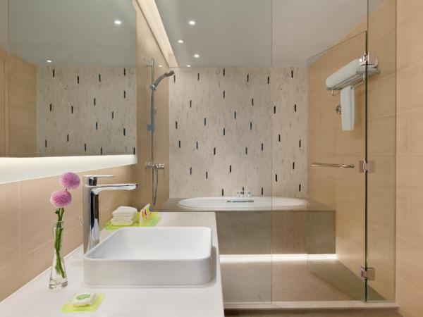 Hyatt Place Chengdu Pebble Walk : photo 7 de la chambre suite lit king-size avec canapé-lit