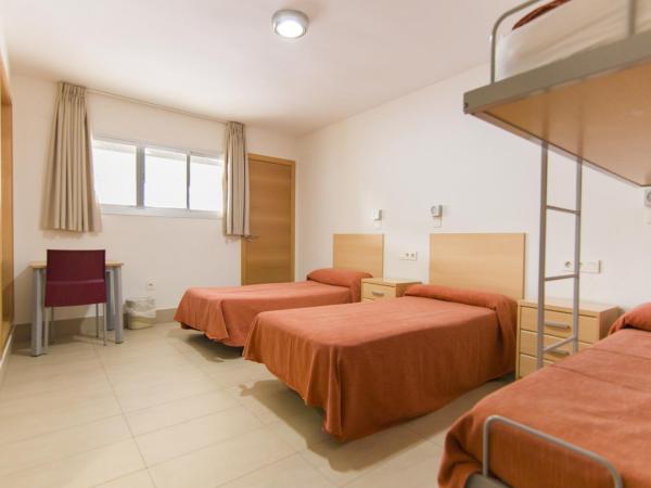 Albergue Inturjoven Sevilla : photo 2 de la chambre chambre triple avec salle de bains privative