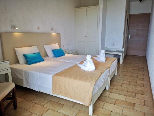 Dimitra Hotel : photo 9 de la chambre chambre double ou lits jumeaux - vue partielle sur mer