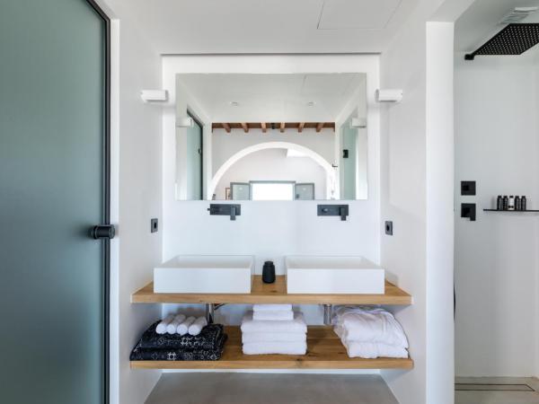 Belvedere Mykonos - Main Hotel - The Leading Hotels of the World : photo 4 de la chambre 2 bedroom residence plunge pool partial sea view @ belvedere villa nextdoor