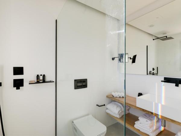 Belvedere Mykonos - Main Hotel - The Leading Hotels of the World : photo 2 de la chambre  2 bedroom suite with private jacuzzi and sea view @ belvedere villa nextdoor 