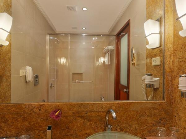 The Lalit Ashok : photo 5 de la chambre chambre double premier avec wi-fi gratuit - vue sur piscine