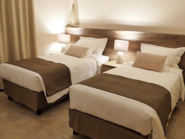 Les Ambaciales : photo 2 de la chambre chambre double ou lits jumeaux avec lit d'appoint