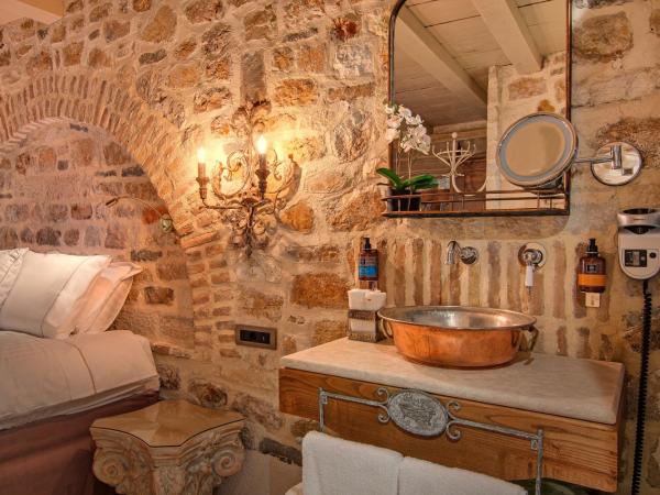 KAMARES Historic Boutique Hotel & Spa : photo 4 de la chambre chambre lit king-size deluxe