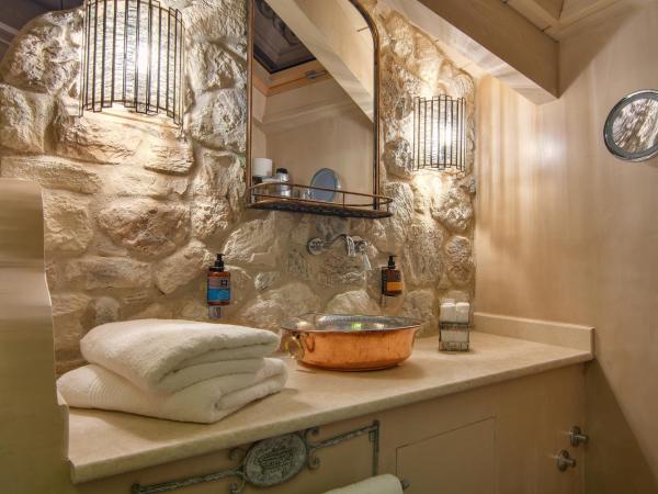 KAMARES Historic Boutique Hotel & Spa : photo 8 de la chambre chambre lit queen-size deluxe