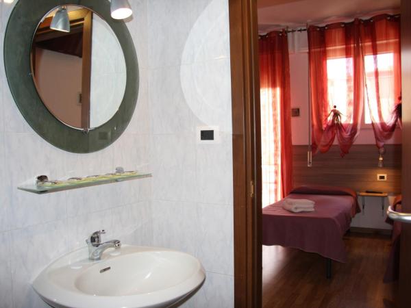 Hotel Adelchi : photo 4 de la chambre chambre familiale avec salle de bains