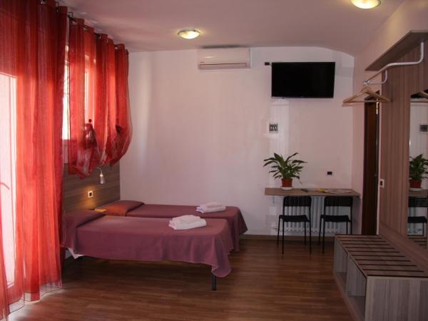 Hotel Adelchi : photo 3 de la chambre chambre familiale avec salle de bains