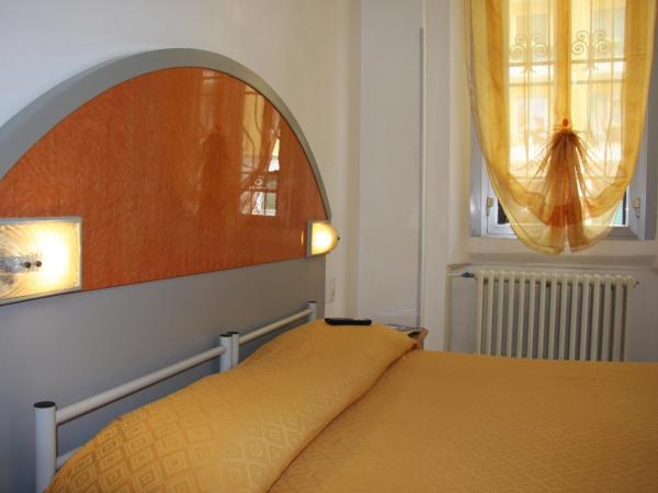 Hotel Adelchi : photo 2 de la chambre chambre double ou lits jumeaux avec salle de bains commune