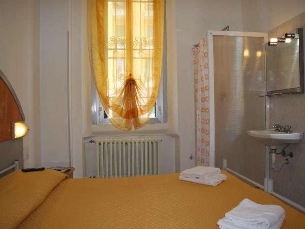 Hotel Adelchi : photo 3 de la chambre chambre double ou lits jumeaux avec salle de bains commune