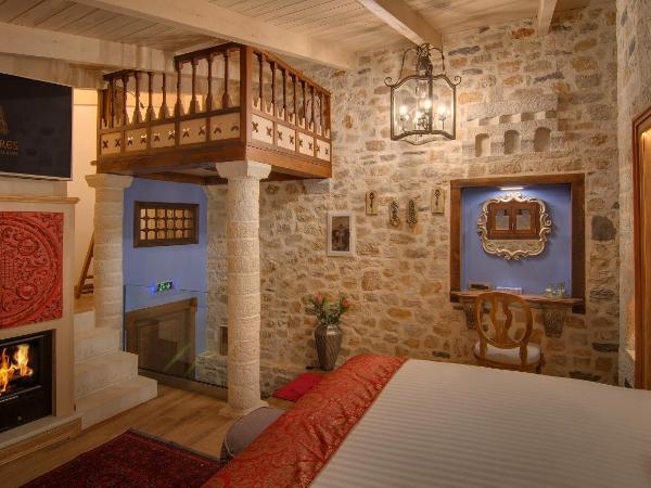 KAMARES Historic Boutique Hotel & Spa : photo 1 de la chambre chambre lit king-size avec balcon