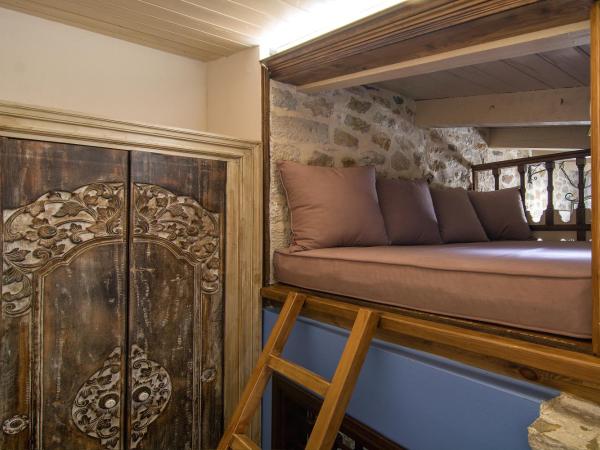 KAMARES Historic Boutique Hotel & Spa : photo 6 de la chambre chambre lit king-size avec balcon
