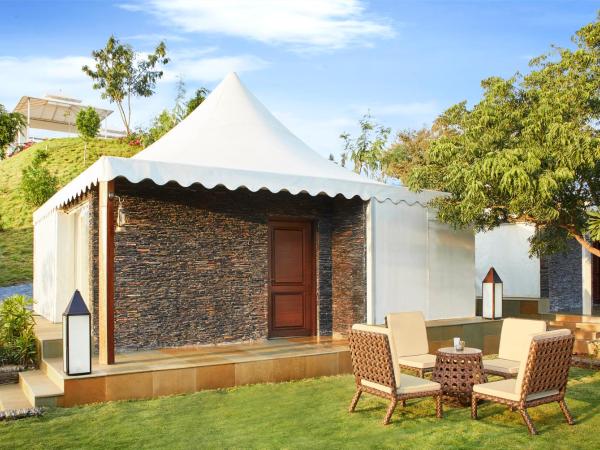 Taj Aravali Resort & Spa Udaipur : photo 4 de la chambre luxury tent panorama view king bed