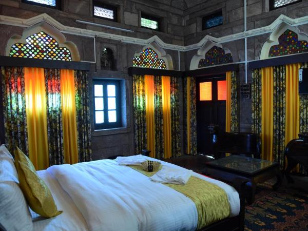 The Thikana Heritage : photo 2 de la chambre suite lit king-size avec balcon