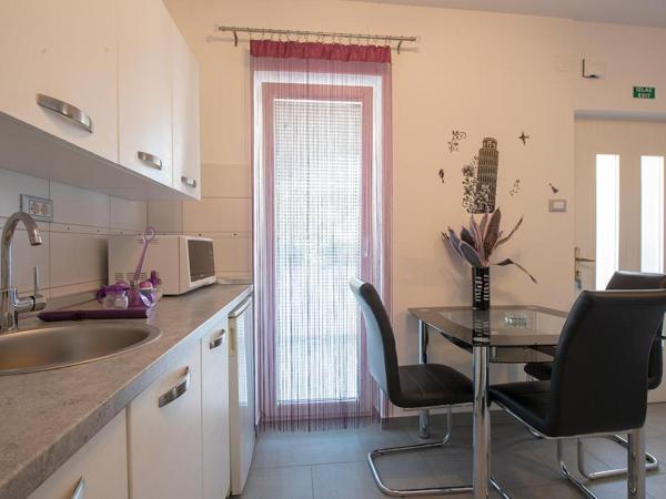 Lovely Family House Robi : photo 3 de la chambre chambre double deluxe avec lit d'appoint