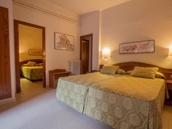 Hotel Cervol : photo 2 de la chambre chambre quadruple (3 adultes + 1 enfant)