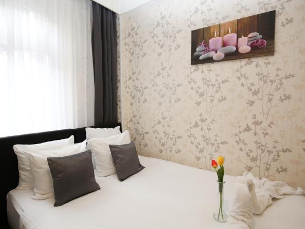 Hotel Flipper Amsterdam : photo 1 de la chambre petite chambre double avec salle de bains privative
