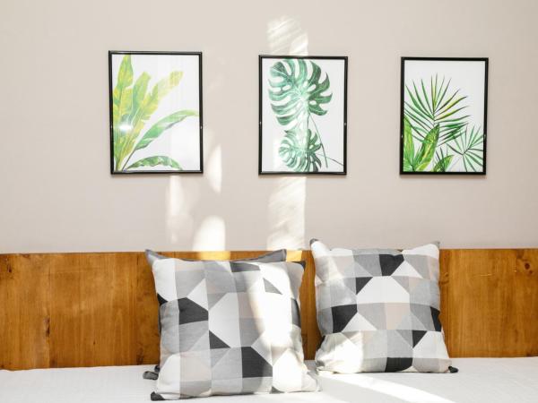 Jardinets Guest House : photo 9 de la chambre chambre triple