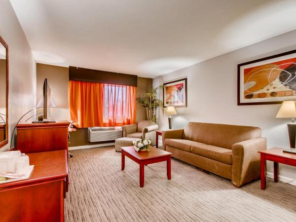 Orangewood Inn and Suites Midtown : photo 3 de la chambre suite lit king-size