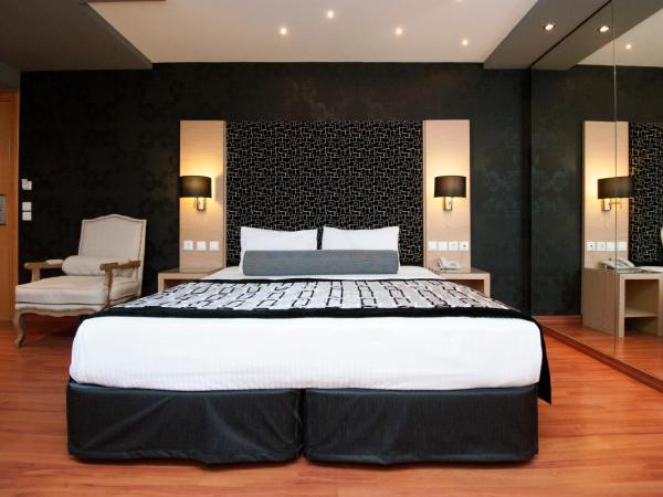 Nefeli Hotel Alimos : photo 3 de la chambre suite avec vue partielle sur mer