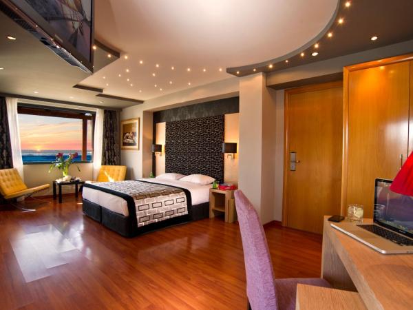 Nefeli Hotel Alimos : photo 3 de la chambre suite deluxe avec balcon - vue sur mer