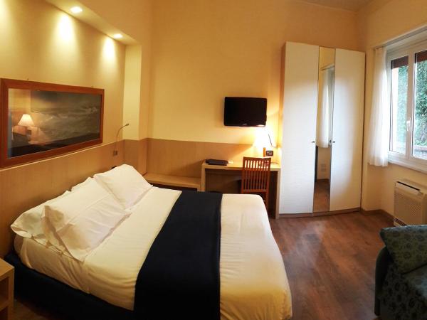 Hotel Esperia : photo 1 de la chambre chambre double ou lits jumeaux Économique avec lit d'appoint