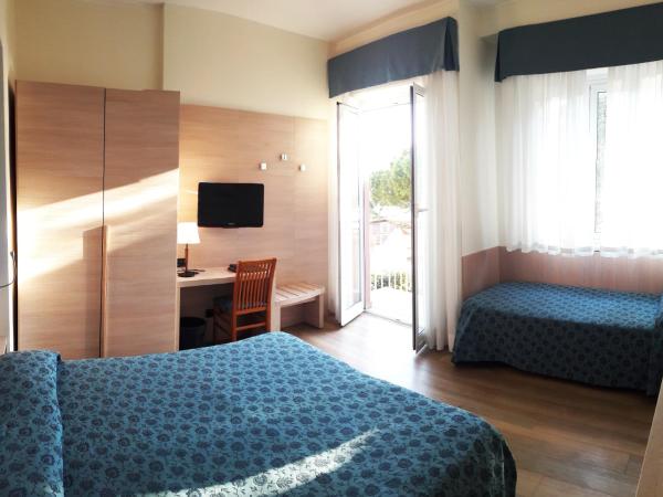 Hotel Esperia : photo 8 de la chambre chambre double ou lits jumeaux confort avec lit d'appoint et balcon