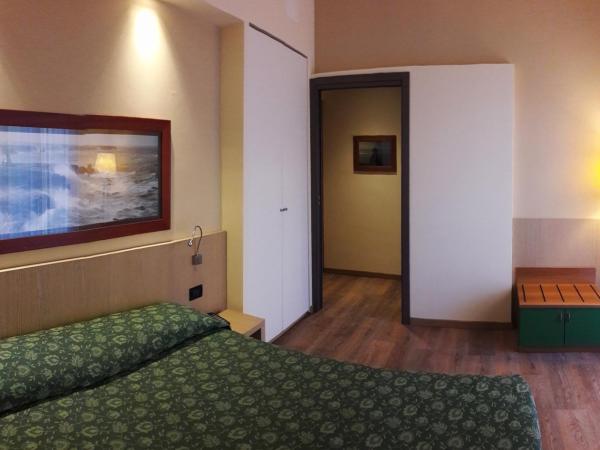 Hotel Esperia : photo 3 de la chambre chambre double ou lits jumeaux Économique avec balcon