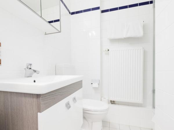 centerroom München City : photo 5 de la chambre chambre double avec balcon et cuisine