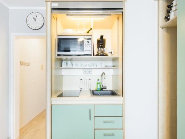 centerroom München City : photo 6 de la chambre chambre double avec balcon et cuisine