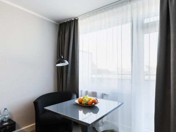 centerroom München City : photo 3 de la chambre chambre double avec balcon et cuisine