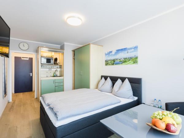 centerroom München City : photo 7 de la chambre chambre double avec balcon et cuisine