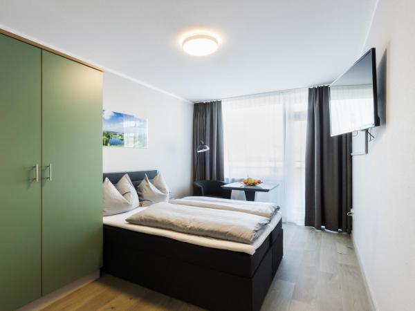 centerroom München City : photo 4 de la chambre chambre double avec balcon et cuisine