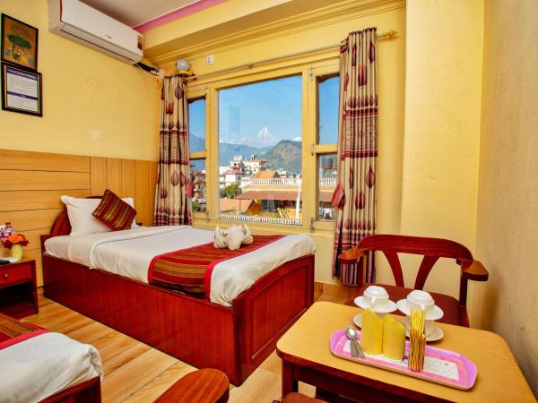 Hotel Grand Holiday : photo 4 de la chambre chambre lits jumeaux - vue sur montagne