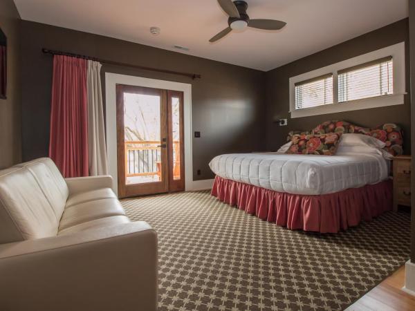 Hotel Broad Ripple : photo 1 de la chambre chambre lit king-size avec balcon