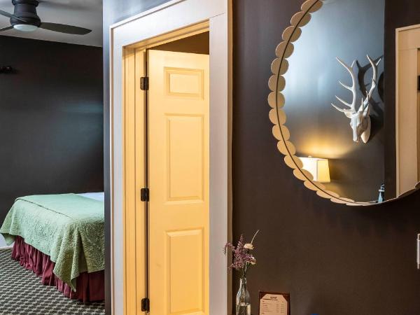 Hotel Broad Ripple : photo 9 de la chambre chambre lit king-size avec balcon